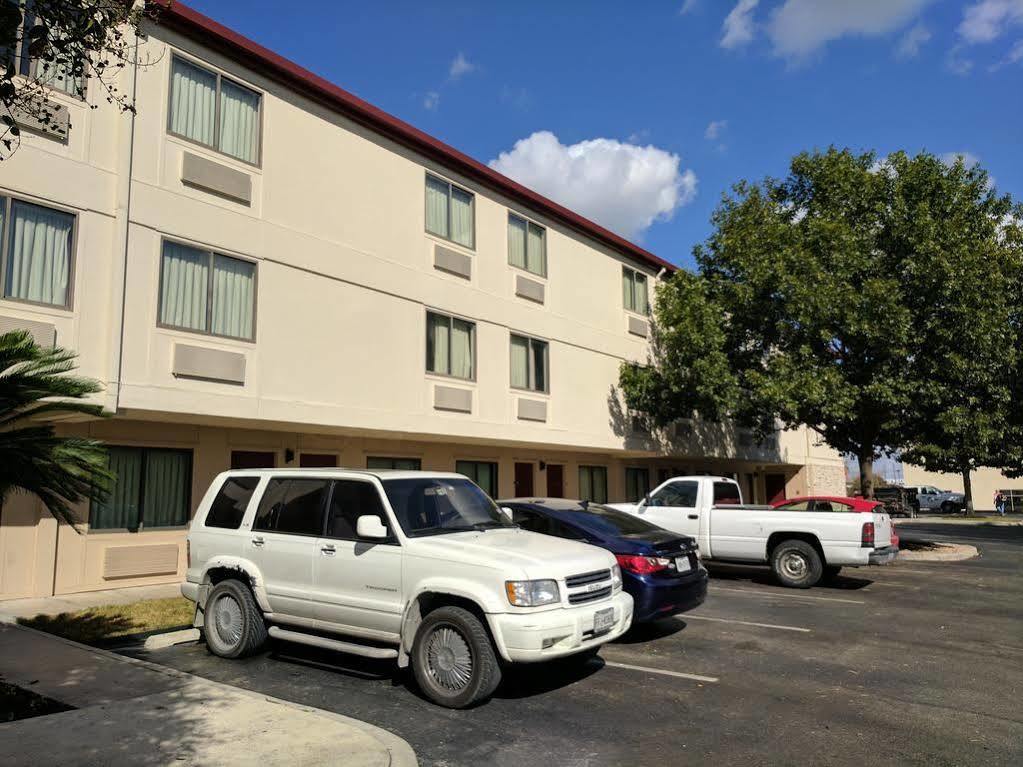 Red Roof Inn San Antonio Airport Exterior photo